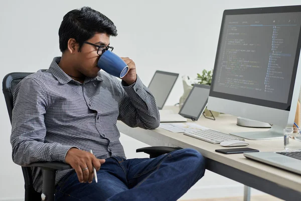 Indischer Manager Sitzt Seinem Stuhl Und Trinkt Kaffee Und Blickt — Stockfoto