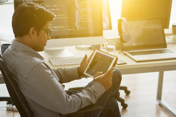 Programador Óculos Sentado Cadeira Frente Seu Local Trabalho Com Computadores — Fotografia de Stock