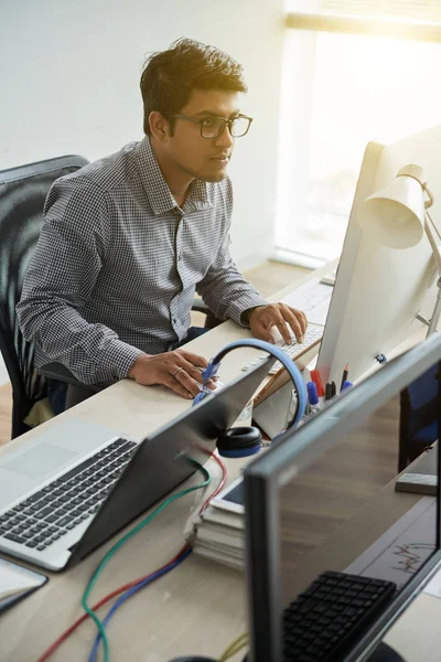 Gerente Serio Concentrándose Trabajo Que Utiliza Computadora Mirando Monitor Mientras —  Fotos de Stock