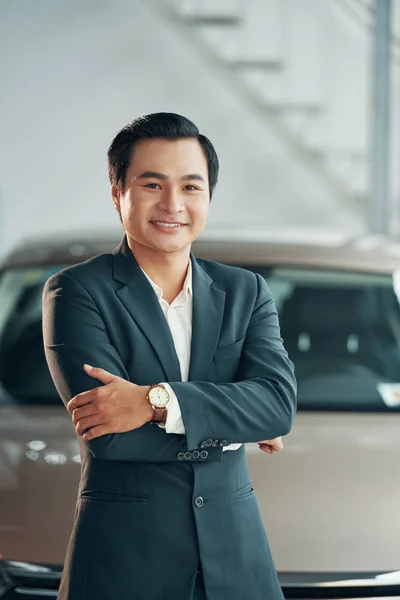 Portret Szczęśliwego Dojrzałego Właściciela Salonu Samochodowego Azjatycki Mężczyzna Patrząc Kamerę — Zdjęcie stockowe