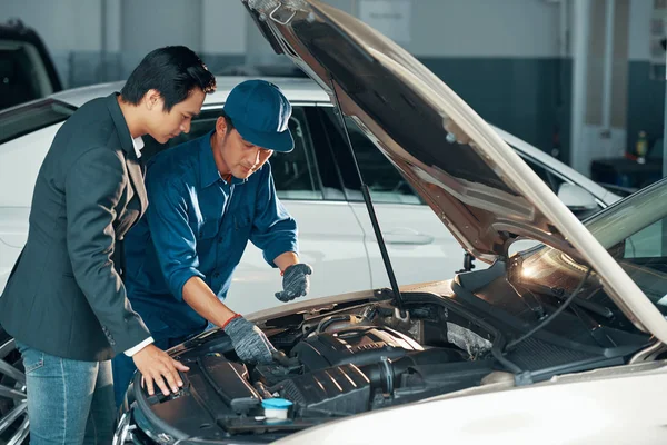 Mecánico Explicando Problema Con Motor Cliente — Foto de Stock