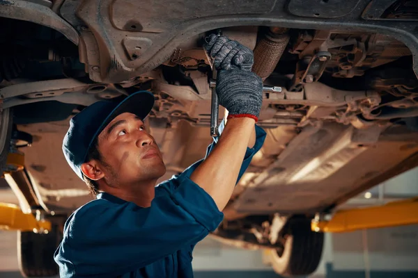 Vietnamesisk Mekaniker Med Smuts Ansiktet Reparera Bil Garaget — Stockfoto