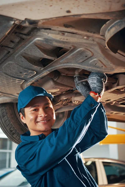 微笑的亚洲机械师在车库里享受他的工作的肖像 — 图库照片