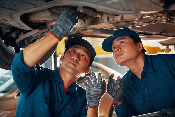 Mecânica Vietnamita Profissional Procura Quebra Parte Inferior Carro — Fotografia de Stock