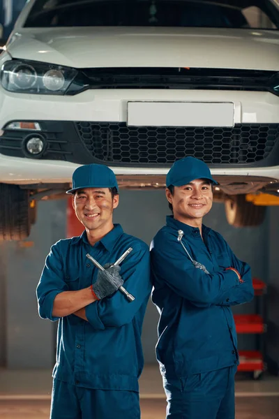 Ritratto Felici Lavoratori Garage Sporcizia Sul Viso Posa Con Chiavi — Foto Stock