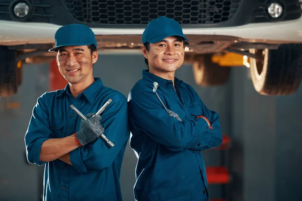 Sorrindo Asiático Carro Serviço Trabalhadores Com Braços Dobrados — Fotografia de Stock