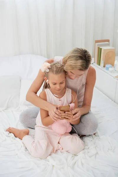 Lycklig Mor Och Dotter Bär Hörlurar När Tittar Musik Video — Stockfoto