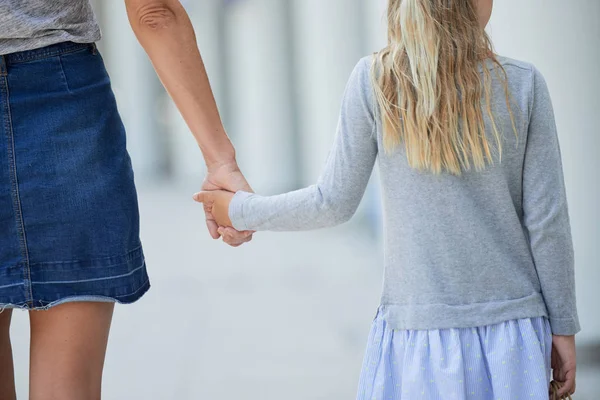 Rear View Mother Daughter Holding Hands Walking Outdoors — Stock Photo, Image