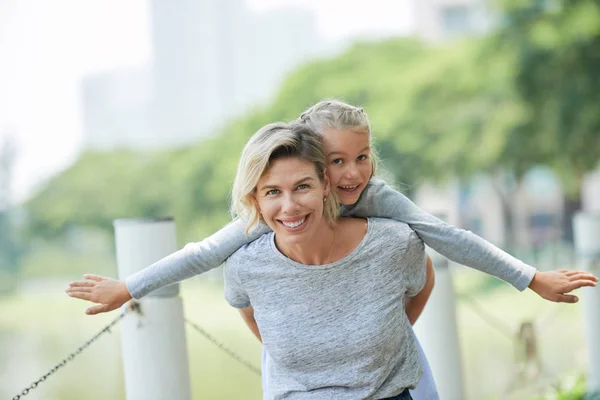 Gelukkig Volwassen Vrouw Geven Piggyback Rit Naar Haar Dochter — Stockfoto