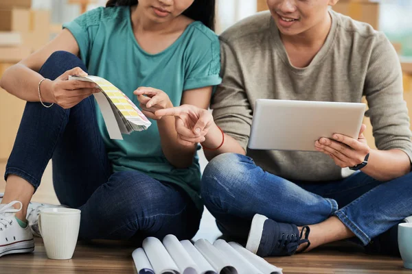 Hombre Mujer Irreconocibles Con Mesa Moderna Sentados Suelo Eligiendo Color — Foto de Stock