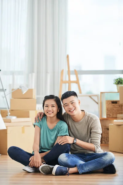 Feliz Joven Pareja Asiática Descansando Piso Nuevo Apartamento Mudaron — Foto de Stock