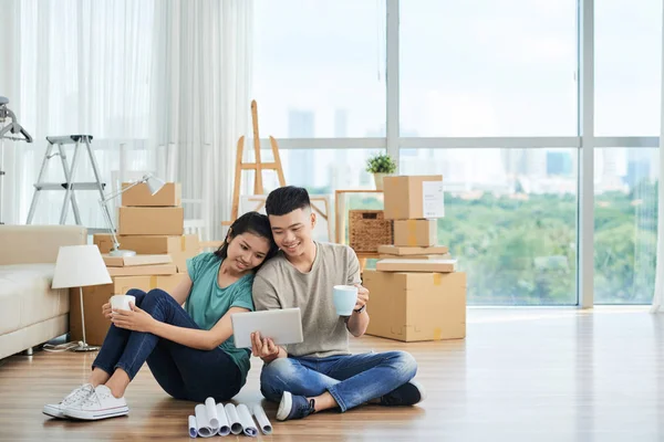 Jovem Casal Sonhador Sentado Chão Apartamento Assistindo Ideias Design Interiores — Fotografia de Stock