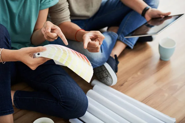 Bijgesneden Beeld Van Paar Kiezen Muren Kleur Hun Nieuwe Appartement — Stockfoto