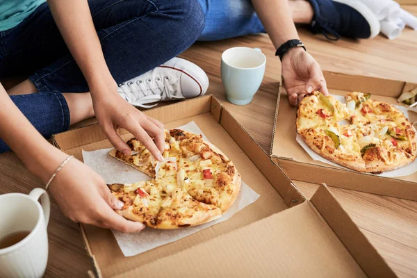 Young People Sitting Room Floor Eating Delicious Pizza — Stock Photo, Image