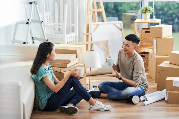 Feliz Joven Asiática Pareja Bebiendo Discutiendo Reubicación —  Fotos de Stock