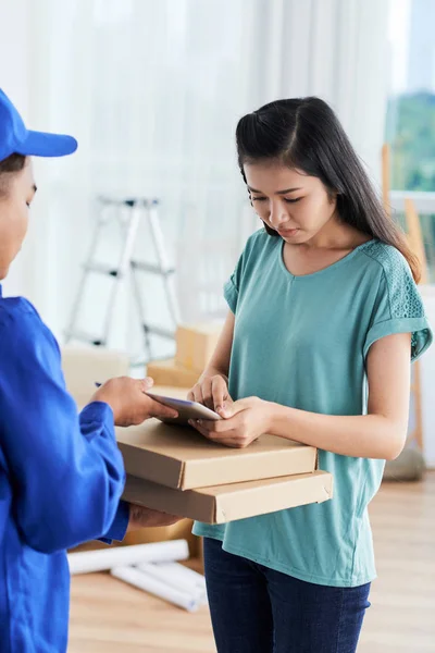 Jovem Mulher Asiática Pagando Pela Entrega Pizza Aplicativo Computador Tablet — Fotografia de Stock