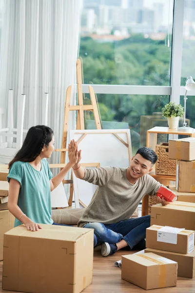 Jong Vietnamees Echtpaar Vieren Het Verpakken Van Bezittingen Kartonnen Dozen — Stockfoto