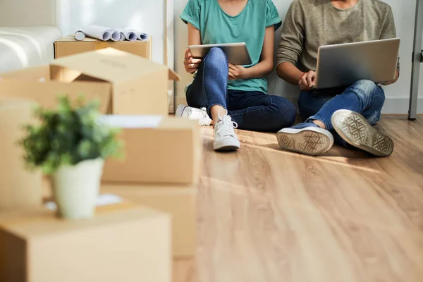 Coppia Seduta Sul Pavimento Lavorare Tablet Laptop Dopo Aver Imballato — Foto Stock