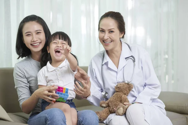 Retrato Médica Asiática Sentada Sofá Junto Con Madre Niño Felices — Foto de Stock