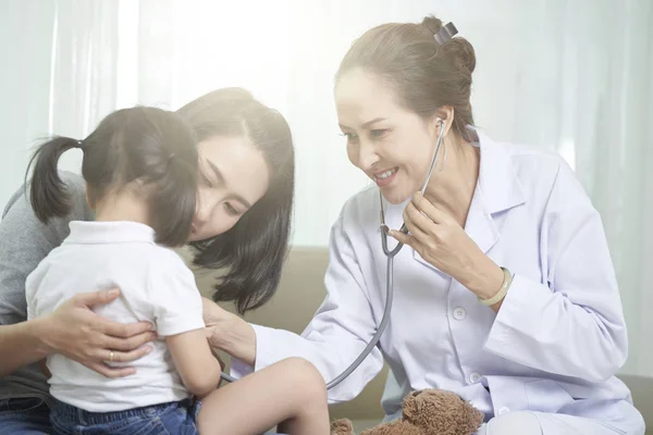 Asiática Sonriente Pediatra Escuchando Latido Del Corazón Niña Mientras Ella — Foto de Stock