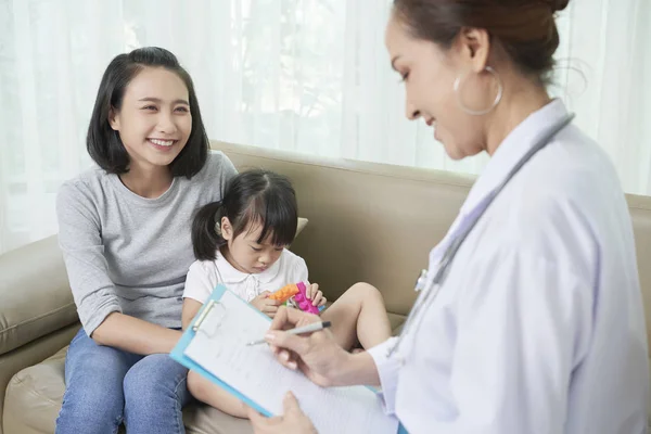 Sorridente Donna Asiatica Seduta Insieme Bambino Sul Divano Ascoltando Raccomandazioni — Foto Stock