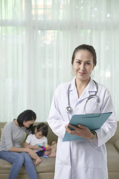 Retrato Doctora Asiática Uniforme Sujetando Portapapeles Sonriendo Cámara Con Sus —  Fotos de Stock