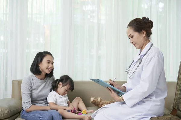 Kobieta Lekarz Mundurze Przepisywania Leku Jej Małego Pacjenta Matką Podczas — Zdjęcie stockowe