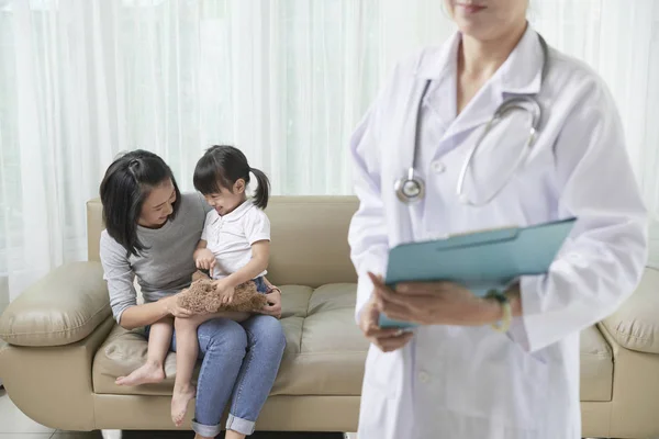 Feliz Joven Sentada Sofá Junto Con Hijo Sonriendo Durante Visita — Foto de Stock