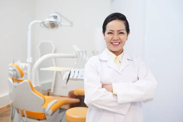 Retrato Médico Maduro Feminino Clínica Odontológica Braços Dobráveis Olhando Para — Fotografia de Stock