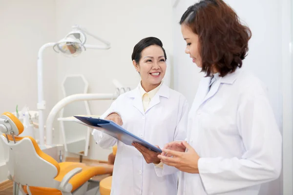 Dentista Vietnamita Sorrindo Discutindo Documentos Com Enfermeira — Fotografia de Stock