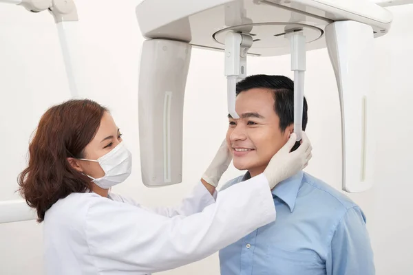 Homem Tomando Tac Dental Com Máquina Raio Panorâmica Cefalométrica Clínica — Fotografia de Stock