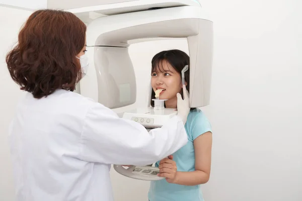 Equipo Ajuste Enfermería Para Hacer Radiografías Dientes Una Adolescente —  Fotos de Stock
