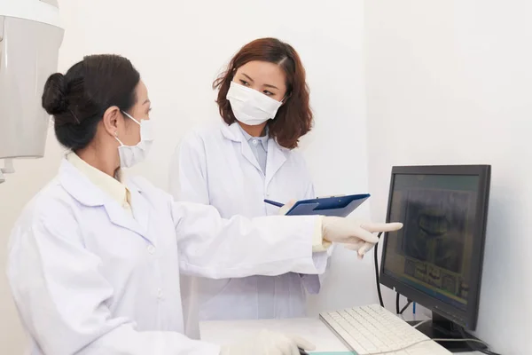 Zahnarzt Und Krankenschwester Diskutieren Zähne Röntgen Auf Computerbildschirm — Stockfoto