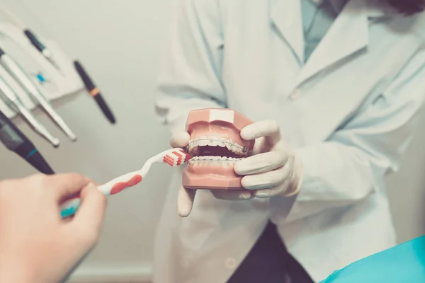 Dentista Explicando Cómo Cepillarse Los Dientes Tener Aparatos Ortopédicos —  Fotos de Stock