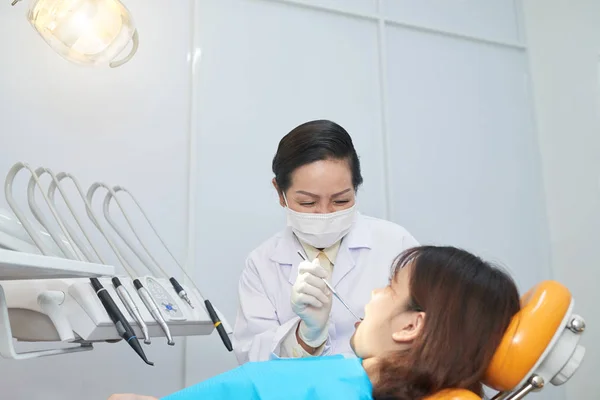 Nastoletnia Dziewczyna Leczeniu Próchnicy Zębów Klinice — Zdjęcie stockowe
