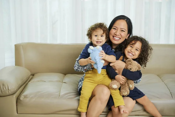 Glückliche Frau Umarmt Ihre Zwei Glücklichen Kinder Mit Stofftieren — Stockfoto
