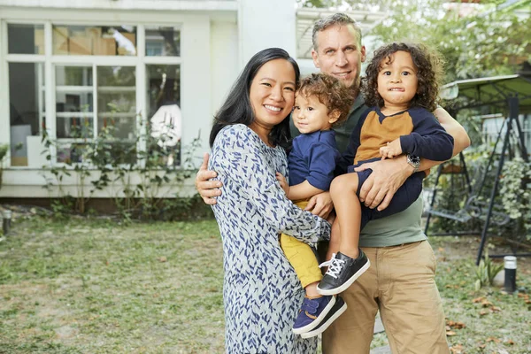 Fröhliche Gemischte Eltern Und Kinder Vor Ihrem Haus — Stockfoto