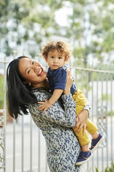 Jovem Vietnamita Feliz Carregando Seu Pequeno Filho — Fotografia de Stock