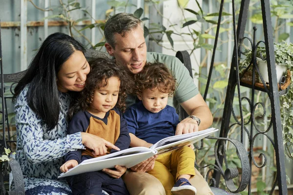 Família Feliz Quatro Livros Leitura Contos Fadas Juntos — Fotografia de Stock