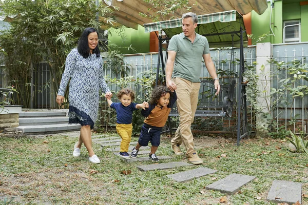 Glückliche Verspielte Vierköpfige Familie Spielt Zusammen Hinterhof — Stockfoto