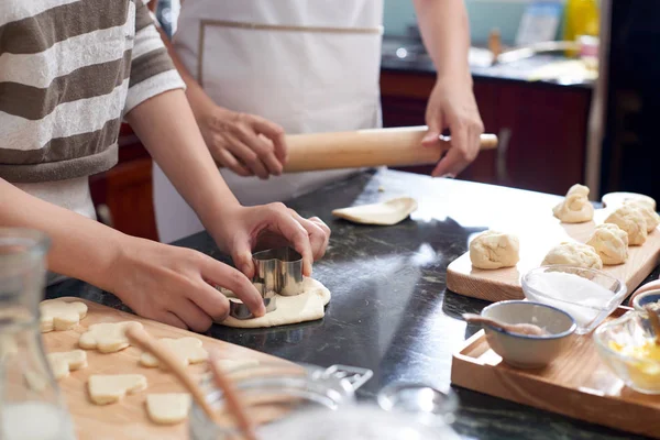 Handen Van Moeder Dochter Maken Zoete Koekjes Voor Kerstviering — Stockfoto