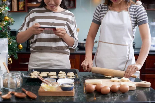 Mujer Rodando Masa Cuando Hija Fotografiando Galletas Crudas Bandeja —  Fotos de Stock