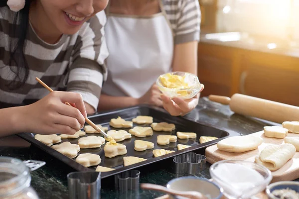 Tersenyum Gadis Remaja Menikmati Menerapkan Mentega Lembut Pada Kue Natal — Stok Foto