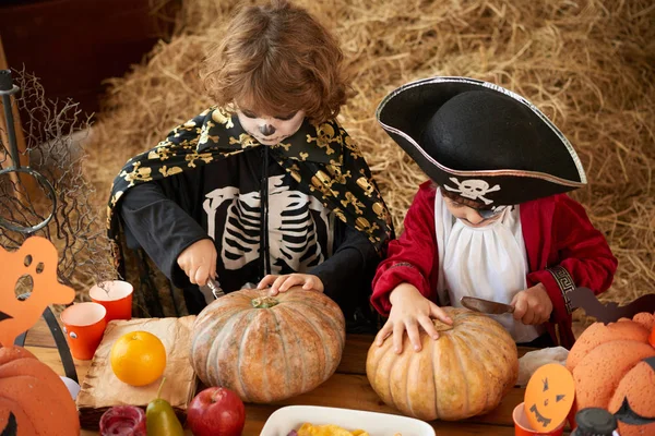 Malí Bratři Kostýmech Řezbářství Halloween Oslavu — Stock fotografie