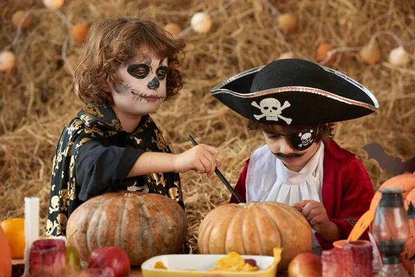 Pojke Med Skrämmande Halloween Makeup Hjälpa Bror Med Pumpa Carving — Stockfoto