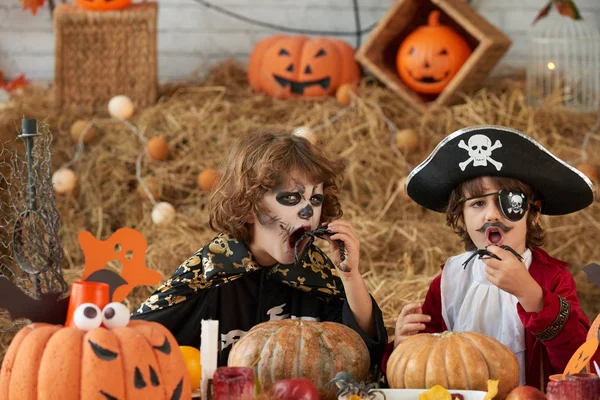 Hermanos Pequeños Comiendo Escorpiones Regaliz Fiesta Halloween —  Fotos de Stock