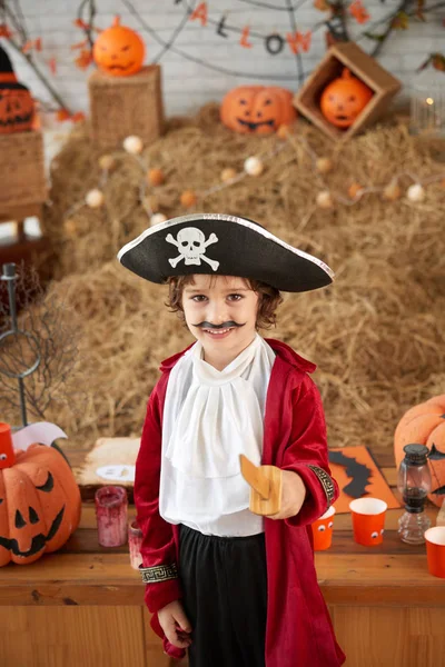 Úsměv Roztomilého Kluka Pirátském Halloweenu — Stock fotografie