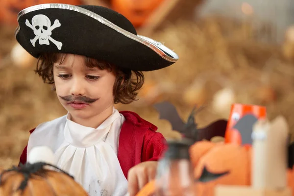 Schattig Klein Jongetje Piraat Kostuum Met Hoed Nep Snorren — Stockfoto