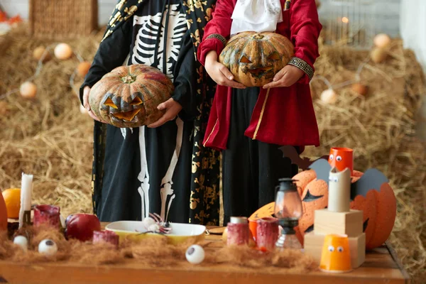 Bijgesneden Afbeelding Van Kinderen Holding Gesneden Pompoenen Voor Halloween Party — Stockfoto