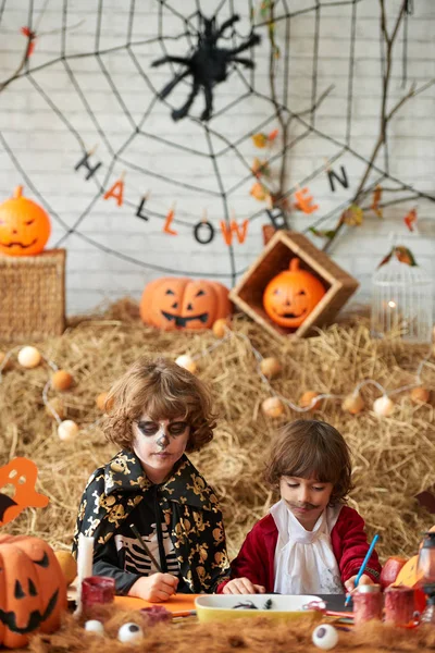 Creative Little Boys Arbetar Dekorationer För Halloween Celebration — Stockfoto